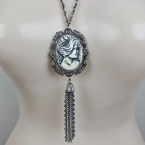 1970s Resin Cameo Black White Pendant Necklace Tassel Silver Tone Vintage - Picture 14 of 14